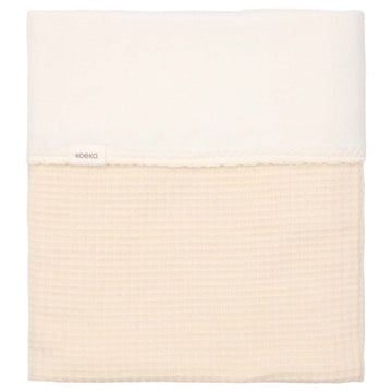 https://www.vanastenbabysuperstore.nl/media/catalog/product/1/8/1801900954_1_deken_ledikant_koeka_malaga_cotton_fleece_warm_white.jpg