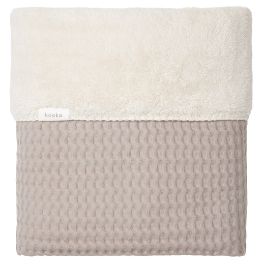 https://www.vanastenbabysuperstore.nl/media/catalog/product/1/8/1801900970_1_deken_wieg_koeka_wafel_oslo_teddy_crumble_1.jpg