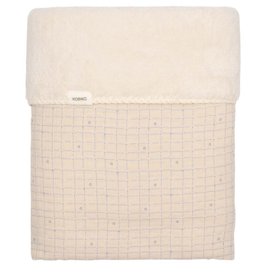 https://www.vanastenbabysuperstore.nl/media/catalog/product/1/8/1801900972_1_deken_wieg_koeka_lind_teddy_warm_white_2.jpg