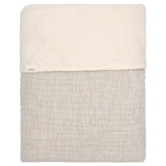 https://www.vanastenbabysuperstore.nl/media/catalog/product/1/8/1801900981_1_deken_ledikant_koeka_rivoli_teddy_stone_2.jpg
