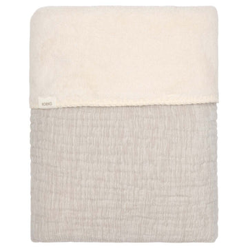 https://www.vanastenbabysuperstore.nl/media/catalog/product/1/8/1801900981_1_deken_ledikant_koeka_rivoli_teddy_stone_2.jpg