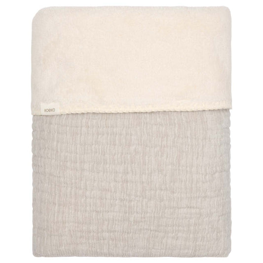 https://www.vanastenbabysuperstore.nl/media/catalog/product/1/8/1801900981_1_deken_ledikant_koeka_rivoli_teddy_stone_2.jpg
