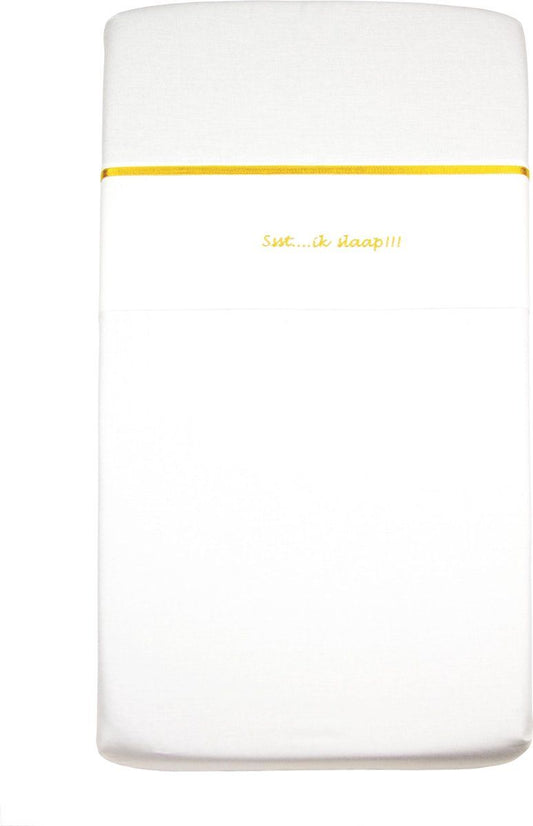https://www.vanastenbabysuperstore.nl/media/catalog/product/1/8/1851900015_2_laken_ledikant_briljant_baby_100x150_ssst_ik_slaap_oker.jpg