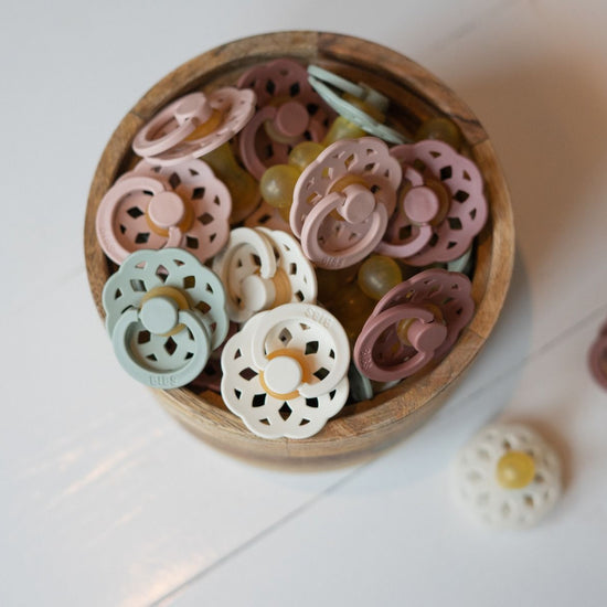 https://www.vanastenbabysuperstore.nl/media/catalog/product/1/9/1912800020_2_fopspeen_bibs_boheme_ivoryblossom_06mnd_2st.jpg