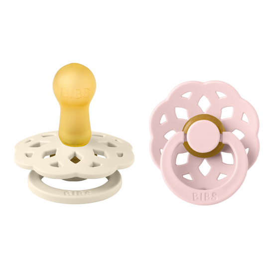 https://www.vanastenbabysuperstore.nl/media/catalog/product/1/9/1912800033_1_fopspeen_bibs_boheme_ivoryblossom_618mnd_2st.png