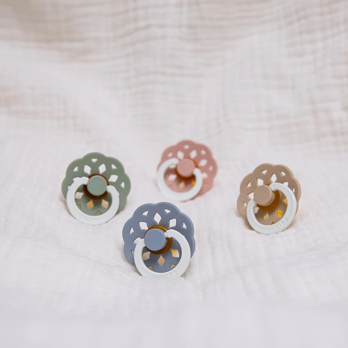 https://www.vanastenbabysuperstore.nl/media/catalog/product/1/9/1912800056_2_fopspeen_bibs_boheme_glow_blushvanilla_06mnd_2st.png