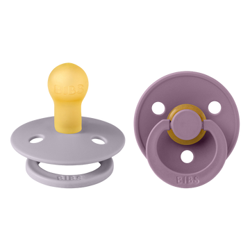 https://www.vanastenbabysuperstore.nl/media/catalog/product/1/9/1912800093_1_fopspeen_bibs_mauvefossil_grey_06mnd_2st.png