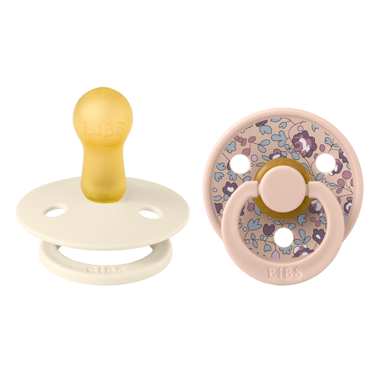 https://www.vanastenbabysuperstore.nl/media/catalog/product/1/9/1912800144_1_fopspeen_bibs_x_liberty_eloise_blush_mix_06mnd_2st.png
