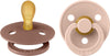 https://www.vanastenbabysuperstore.nl/media/catalog/product/1/9/1912800198_1_fopspeen_bibs_symmetric_blushwoodchuck_618mnd_2st.jpg