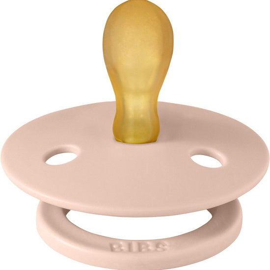 https://www.vanastenbabysuperstore.nl/media/catalog/product/1/9/1912800198_2_fopspeen_bibs_symmetric_blushwoodchuck_618mnd_2st.jpg