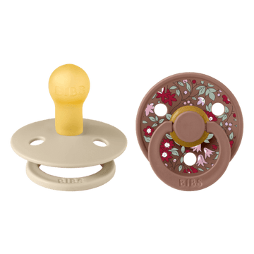 https://www.vanastenbabysuperstore.nl/media/catalog/product/1/9/1912800205_1_fopspeen_bibs_x_liberty_round_chamomile_woodchuck_mix_06mnd_2st.png