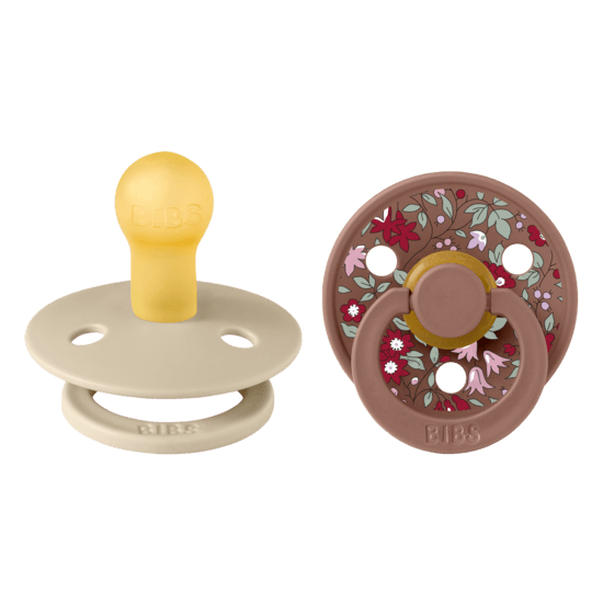 https://www.vanastenbabysuperstore.nl/media/catalog/product/1/9/1912800205_1_fopspeen_bibs_x_liberty_round_chamomile_woodchuck_mix_06mnd_2st.png