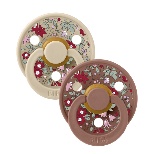 https://www.vanastenbabysuperstore.nl/media/catalog/product/1/9/1912800205_2_fopspeen_bibs_x_liberty_round_chamomile_woodchuck_mix_06mnd_2st.png