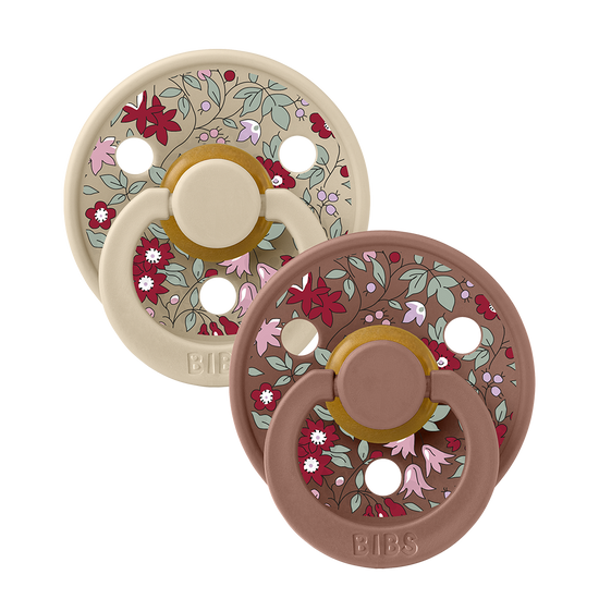 https://www.vanastenbabysuperstore.nl/media/catalog/product/1/9/1912800205_2_fopspeen_bibs_x_liberty_round_chamomile_woodchuck_mix_06mnd_2st.png