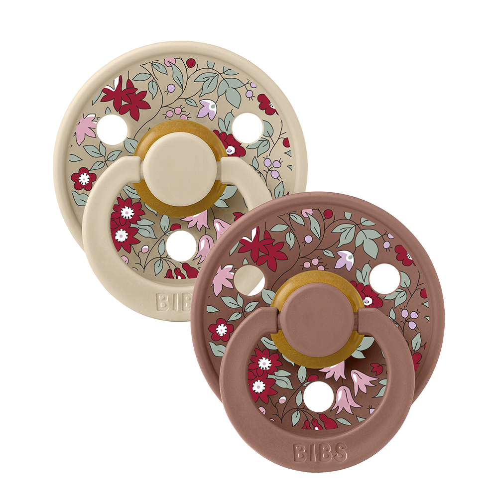 https://www.vanastenbabysuperstore.nl/media/catalog/product/1/9/1912800205_2_fopspeen_bibs_x_liberty_round_chamomile_woodchuck_mix_06mnd_2st.png