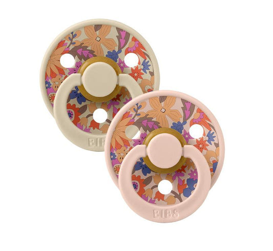 https://www.vanastenbabysuperstore.nl/media/catalog/product/1/9/1912800237_1_fospeen_bibs_x_liberty_june_blossom_blush_mix_06mnd_2_st.jpg