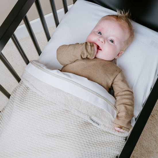 https://www.vanastenbabysuperstore.nl/media/catalog/product/3/5/3571900870_2_deken_ledikant_babys_only_sky_teddy_warm_linen.jpg