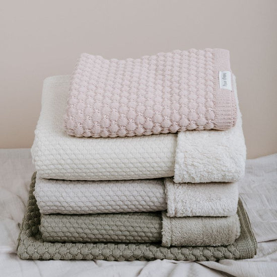 https://www.vanastenbabysuperstore.nl/media/catalog/product/3/5/3571900875_2_deken_wieg_babys_only_skychunky_urban_green.jpg
