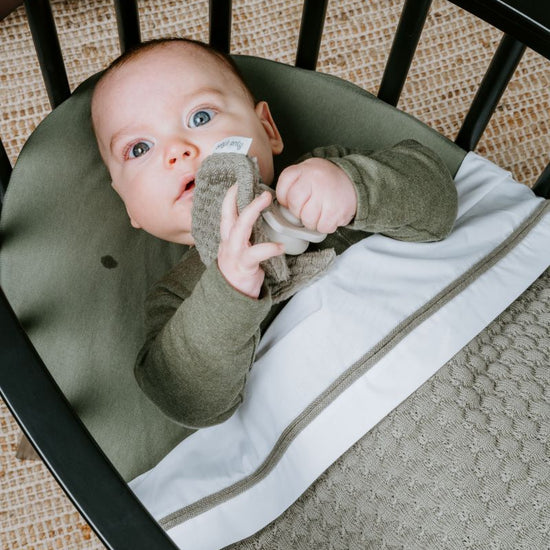 https://www.vanastenbabysuperstore.nl/media/catalog/product/3/5/3571900878_2_deken_ledikant_babys_only_skychunky_urban_green.jpg
