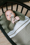 https://www.vanastenbabysuperstore.nl/media/catalog/product/3/5/3571900878_2_deken_ledikant_babys_only_skychunky_urban_green.jpg