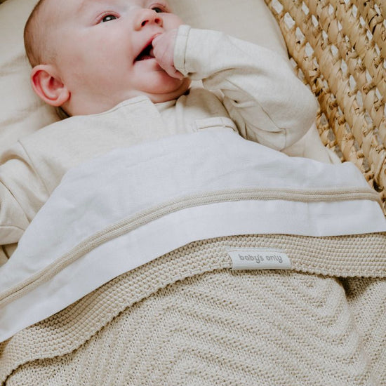 https://www.vanastenbabysuperstore.nl/media/catalog/product/3/5/3571900929_2_deken_wieg_babys_only_grace_65x75_beige.jpg