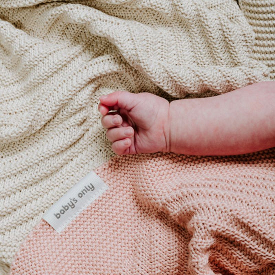 https://www.vanastenbabysuperstore.nl/media/catalog/product/3/5/3571900933_2_deken_wieg_babys_only_grace_70x95_blush.jpg