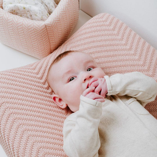 https://www.vanastenbabysuperstore.nl/media/catalog/product/3/5/3571900939_2_aankleedkussenhoes_baby039s_only_grace_blush.jpg