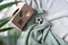 https://www.vanastenbabysuperstore.nl/media/catalog/product/3/5/3571900990_2_deken_ledikant_babys_only_mood_laurel_green.jpg