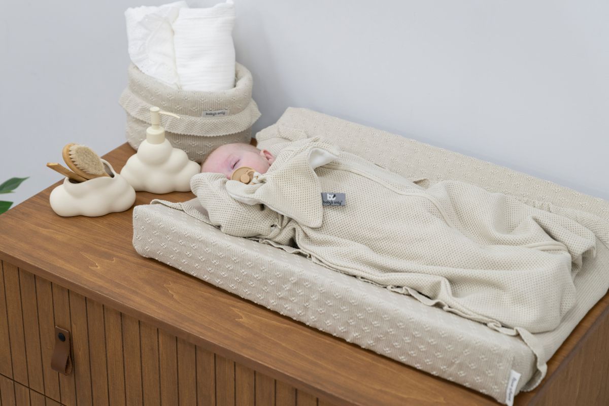 https://www.vanastenbabysuperstore.nl/media/catalog/product/3/5/3571900991_2_aankleedkussenhoes_babys_only_mood_warm_linnen.jpg