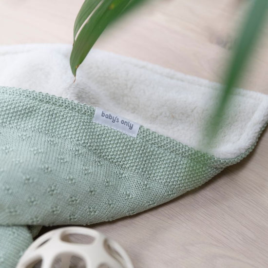 https://www.vanastenbabysuperstore.nl/media/catalog/product/3/5/3571901067_2_ledikantdeken_babys_only_mood_teddy_laurel_green.jpg