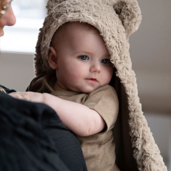 https://www.vanastenbabysuperstore.nl/media/catalog/product/3/5/3572110232_2_omslagdoek_babys_only_oortjes_snow_taupe.jpg