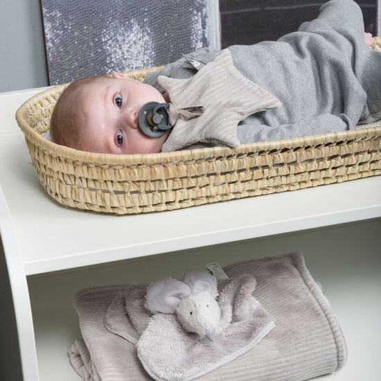 https://www.vanastenbabysuperstore.nl/media/catalog/product/3/5/3572800030_2_speendoekje_babys_only_sense_ster_kiezelgrijs.jpg