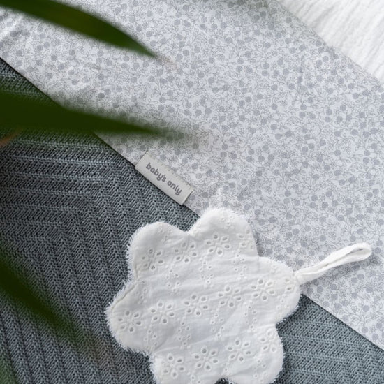 https://www.vanastenbabysuperstore.nl/media/catalog/product/3/5/3572800036_2_speendoekje_bloem_babys_only_calm_wit.jpg