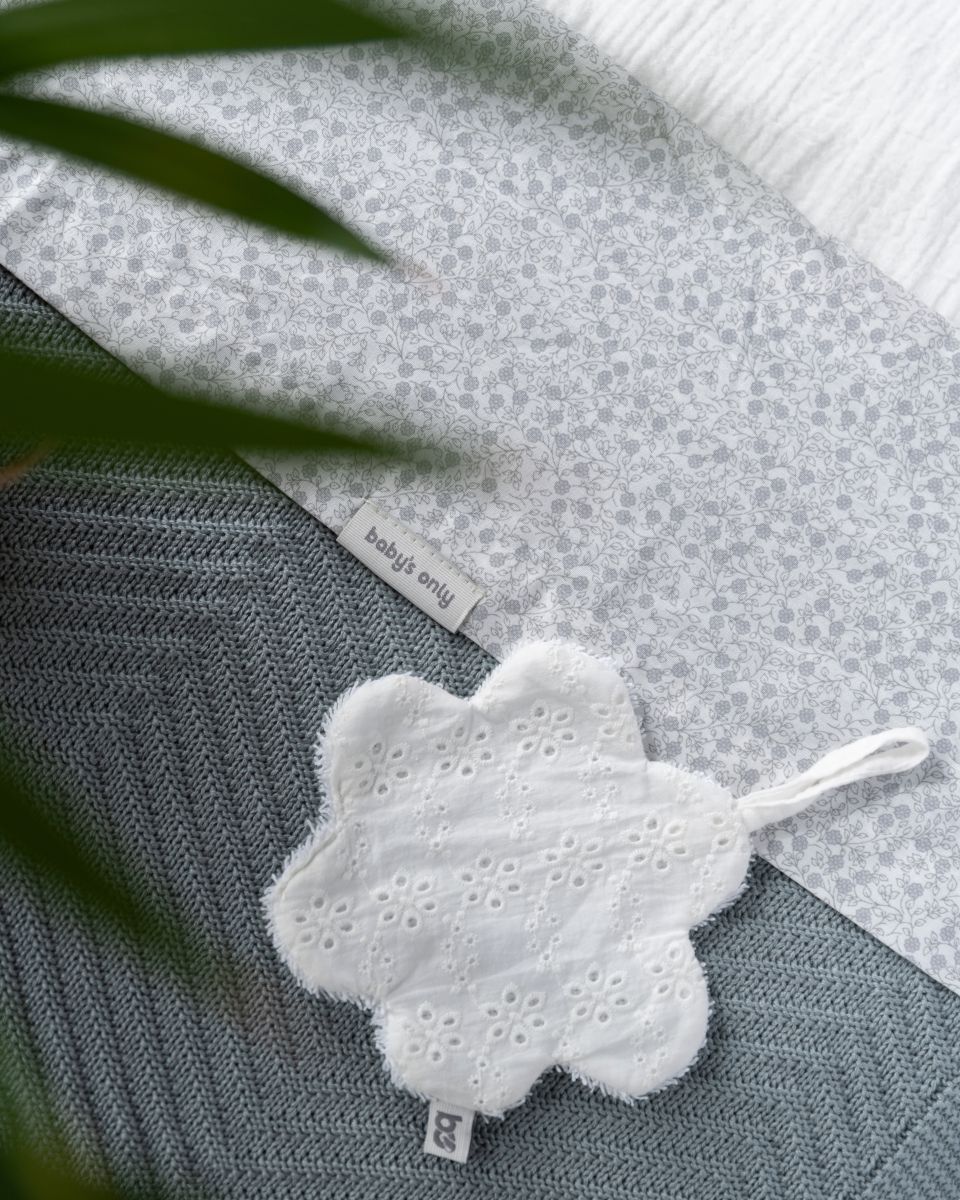 https://www.vanastenbabysuperstore.nl/media/catalog/product/3/5/3572800036_2_speendoekje_bloem_babys_only_calm_wit.jpg
