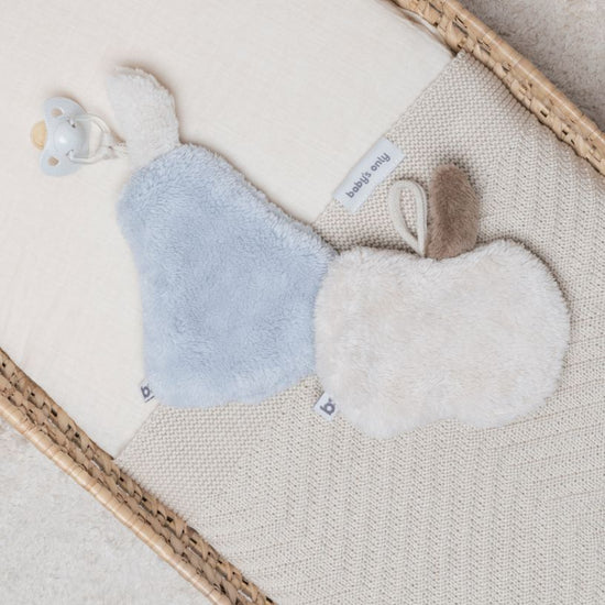 https://www.vanastenbabysuperstore.nl/media/catalog/product/3/5/3572800038_2_speendoekje_peer_babys_only_cozy_urban_green.jpg