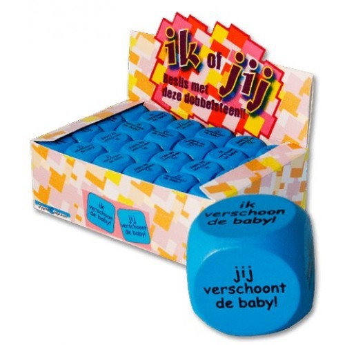 https://www.vanastenbabysuperstore.nl/media/catalog/product/3/7/3742400001_1_dobbelsteen_wie_verschoont_de_baby_blauw.jpg
