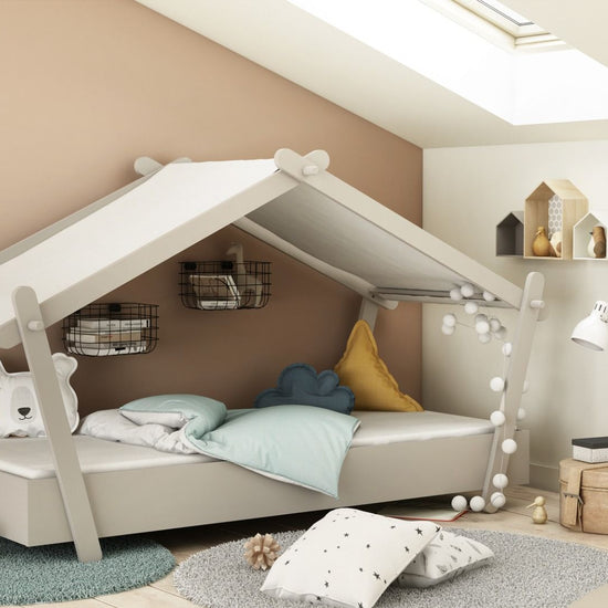 https://www.vanastenbabysuperstore.nl/media/catalog/product/3/8/3800080040_1_kinderbed_huis_lodge_90x200_light_grey.jpg