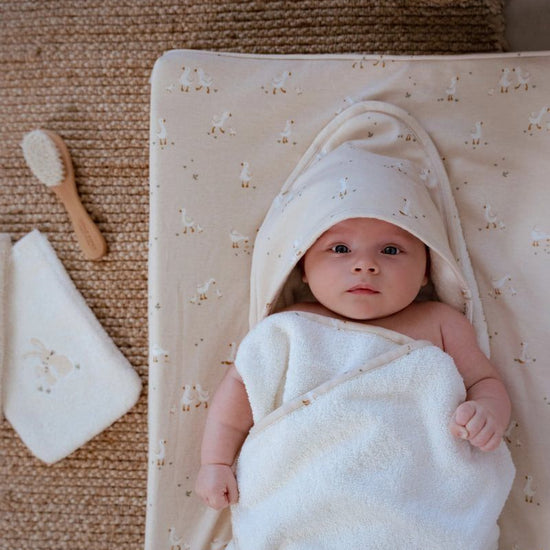 https://www.vanastenbabysuperstore.nl/media/catalog/product/3/8/3891880001_2_little_dutch_aankleedkussenhoes_little_goose_beige.jpg