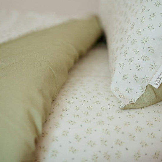 https://www.vanastenbabysuperstore.nl/media/catalog/product/3/8/3891920005_2_overtrek_peuterbed_little_dutch_blueberry_leaves_1774527822.jpg