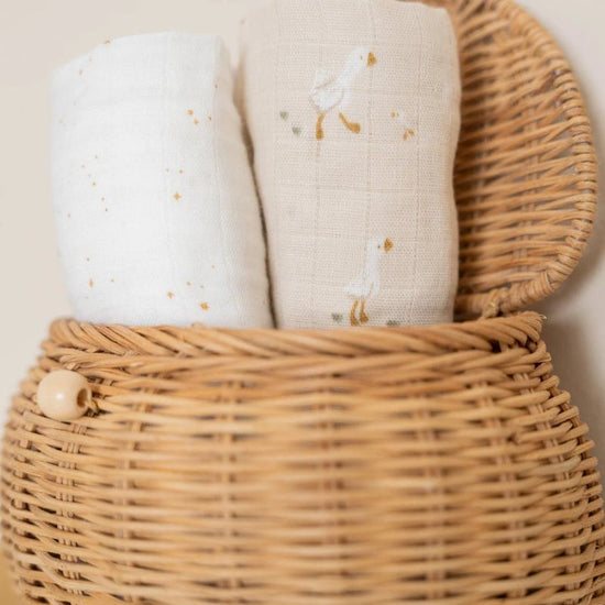 https://www.vanastenbabysuperstore.nl/media/catalog/product/3/8/3892040001_2_little_dutch_swaddle_2pack_little_goose_wit_beige.jpg