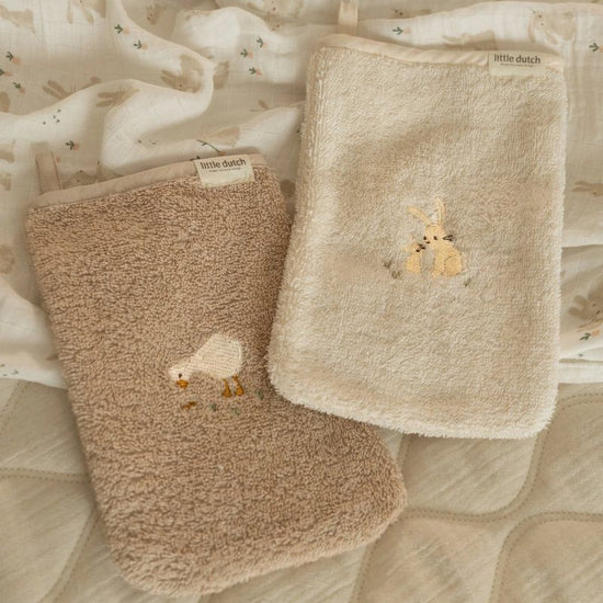 https://www.vanastenbabysuperstore.nl/media/catalog/product/3/8/3892040007_2_little_dutch_washandjes_2pack_baby_bunny_wit_geborduurd.jpg