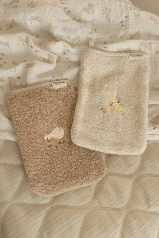 https://www.vanastenbabysuperstore.nl/media/catalog/product/3/8/3892040007_2_little_dutch_washandjes_2pack_baby_bunny_wit_geborduurd.jpg