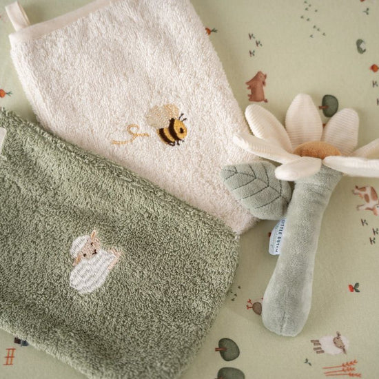 https://www.vanastenbabysuperstore.nl/media/catalog/product/3/8/3892040008_2_little_dutch_washandjes_geborduurd_2st_little_farm.jpg
