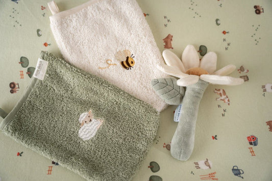 https://www.vanastenbabysuperstore.nl/media/catalog/product/3/8/3892040008_2_little_dutch_washandjes_geborduurd_2st_little_farm.jpg