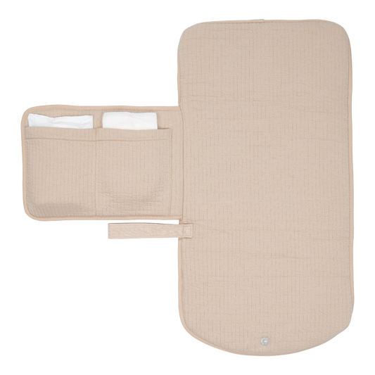 https://www.vanastenbabysuperstore.nl/media/catalog/product/3/8/3892110302_1_verschoningsmatje_little_dutch_pure_beige.png