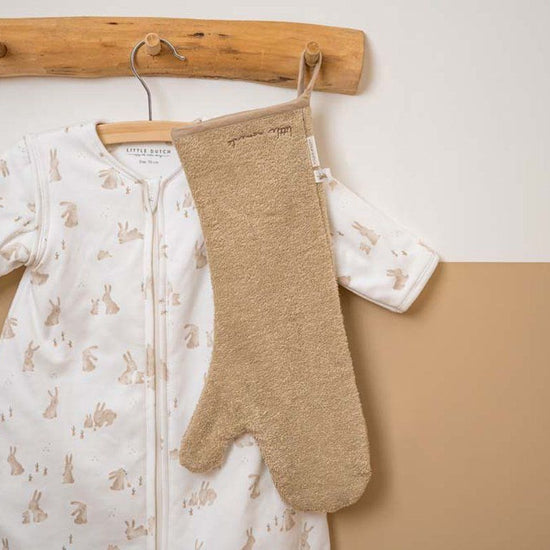 https://www.vanastenbabysuperstore.nl/media/catalog/product/3/8/3892110310_2_washand_little_dutch_xl_beige.jpg