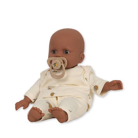 https://www.vanastenbabysuperstore.nl/media/catalog/product/4/2/4292400004_1_babypop_konges_slojd_billie_1774447670.jpg
