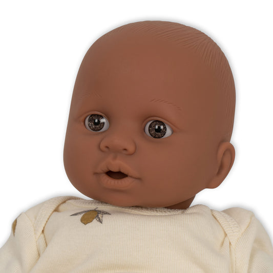 https://www.vanastenbabysuperstore.nl/media/catalog/product/4/2/4292400004_2_babypop_konges_slojd_billie_1774447671.jpg