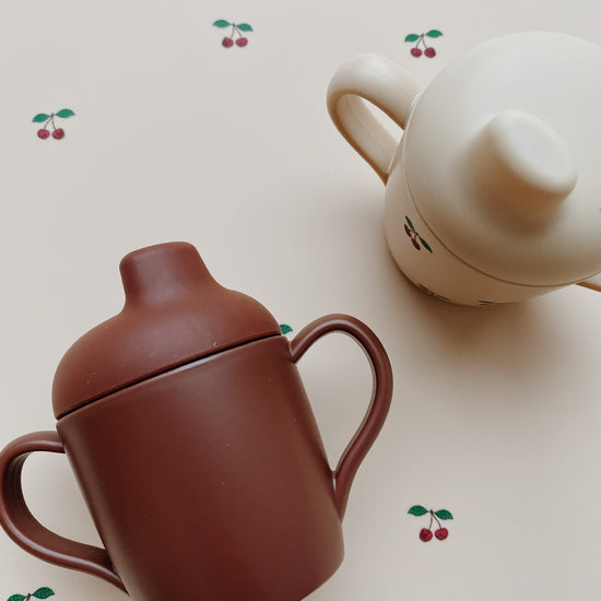 https://www.vanastenbabysuperstore.nl/media/catalog/product/4/2/4292830001_2_tuitbeker_konges_slojd_cherry_2pack_1775141031.jpg