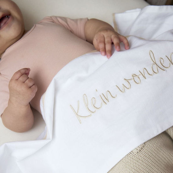 https://www.vanastenbabysuperstore.nl/media/catalog/product/4/5/4591890002_2_laken_wieg_meyco_klein_wonder_soft_sand_75x100.jpg